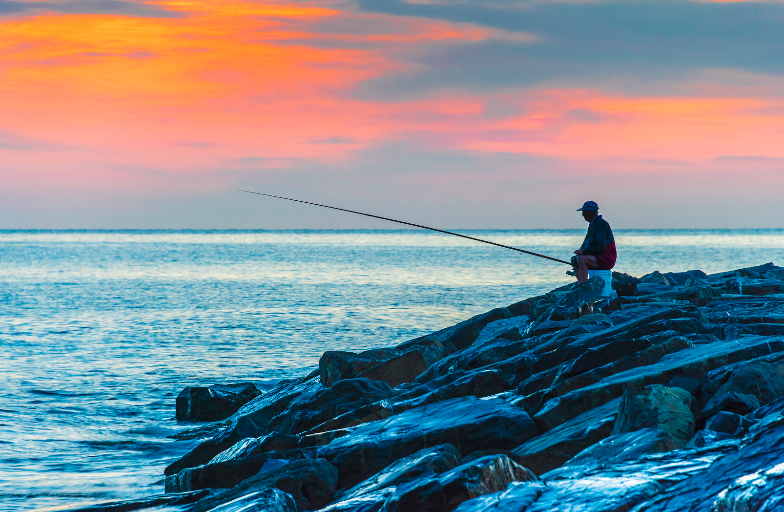 Pescador sobre las rocas